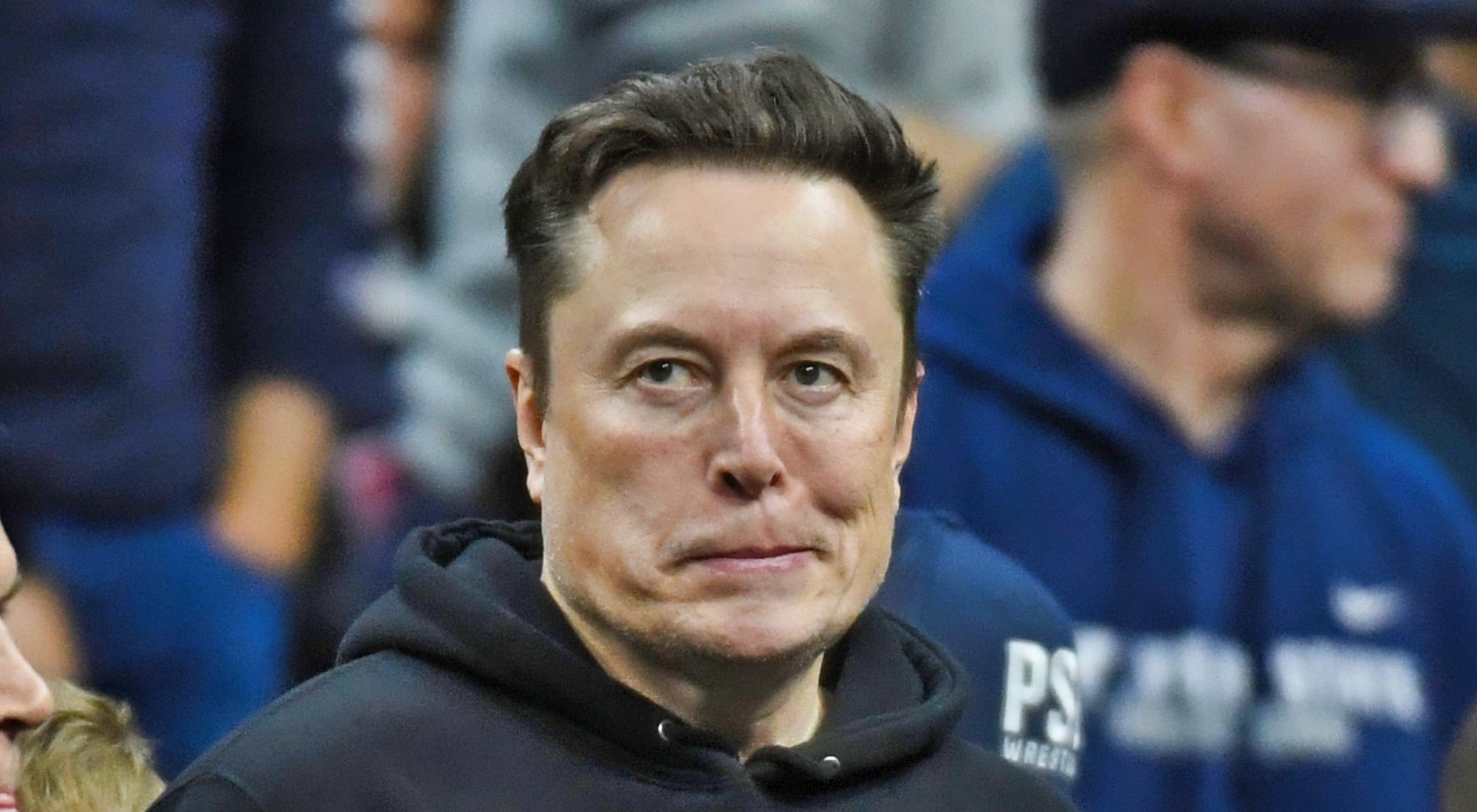 Elon Musk ancora al centro della polemica: Olbermann lo accusa di un gesto che ricorda il saluto nazista