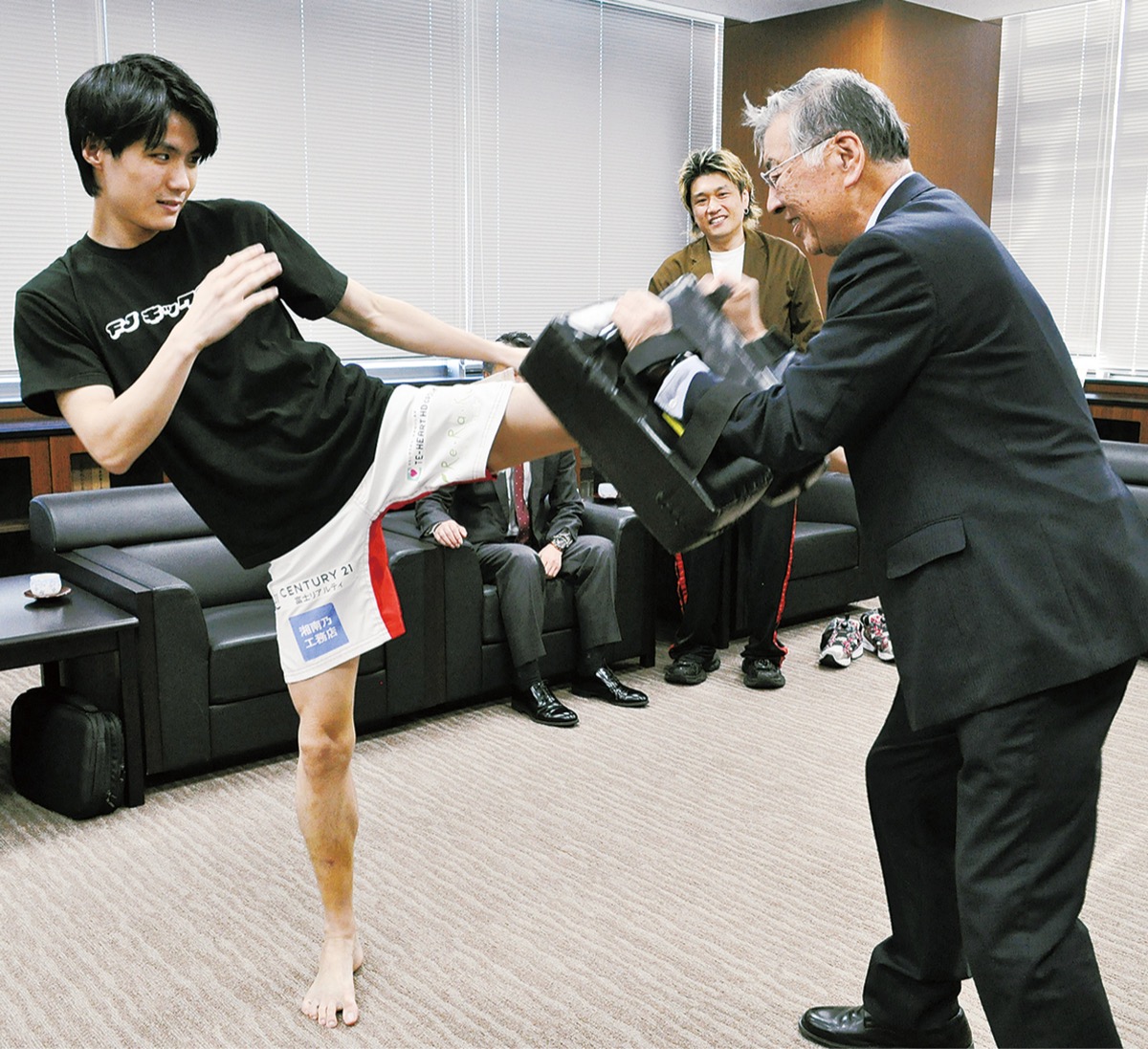 格闘家永松進之介選手、市への恩返し！ファイトマネーを寄付し感謝状を贈呈