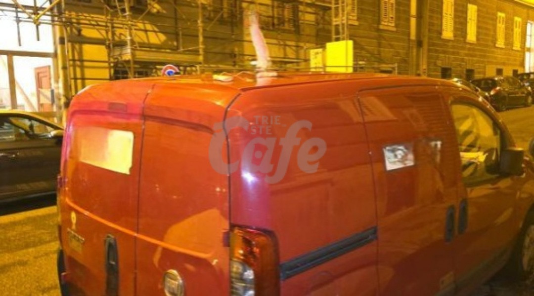 Misterioso accessorio sul tetto di un furgone a Trieste: cosa è successo in via Pietà?