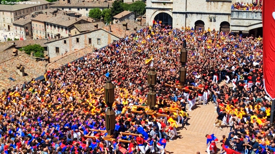 Gubbio, Corsa dei Ceri Mezzani: il rito di identità e passione accende con la stessa intensità l'anima eugubina