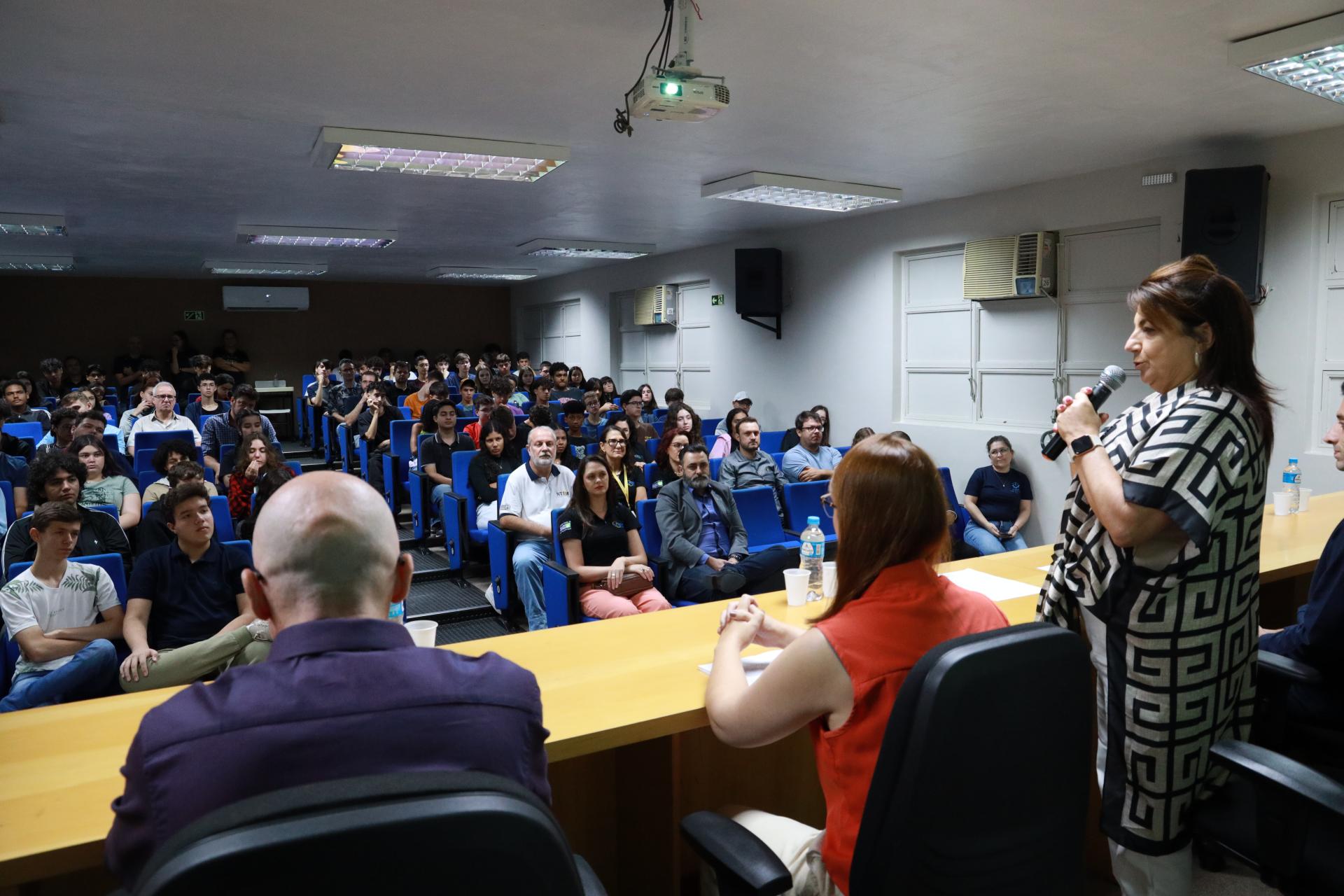 Descubra o Mundo da Internet das Coisas: Aula Inaugural do Curso Técnico Reúne Entusiastas da Tecnologia