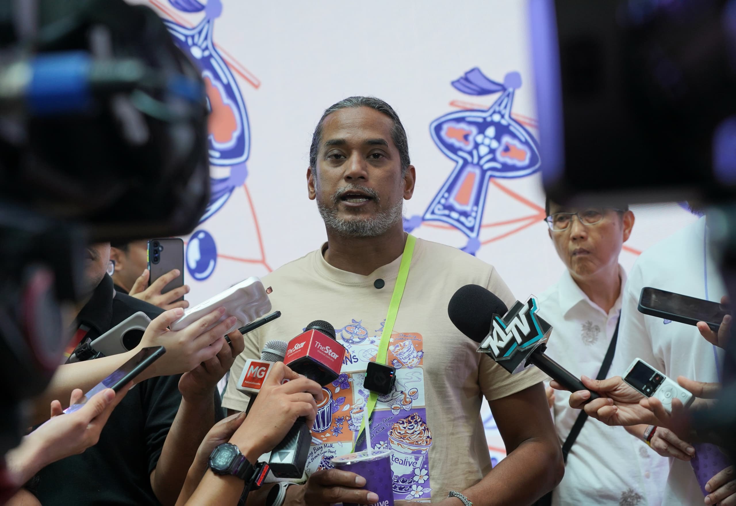 Khairy Jamaluddin: Selebriti Perlu Jadi Contoh Baik – Harga yang Perlu Dibayar Demi Pengaruh