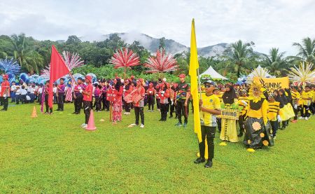 Murid SK Batu Melintang berpeluh, beradu kekuatan dalam acara olahraga tahunan