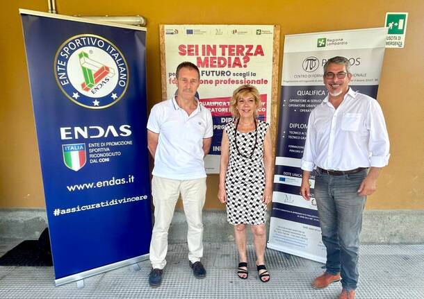 Tecnologia e solidarietà: a Samarate 13 computer donati a giovani atleti in difficoltà economica