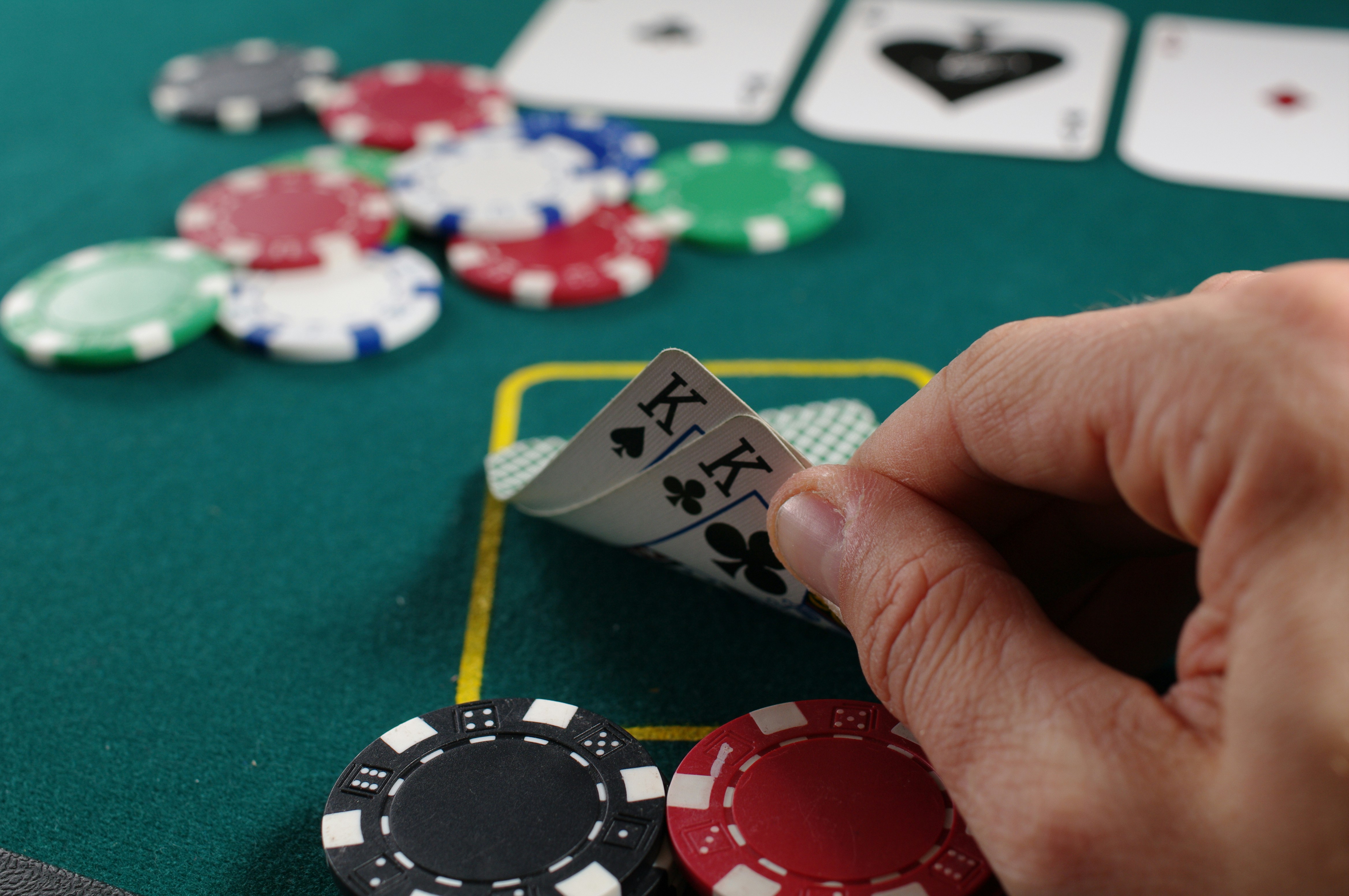 Poker e Celebrità Italiane: Le Stelle del Calcio e del Cinema che Amano il Gioco