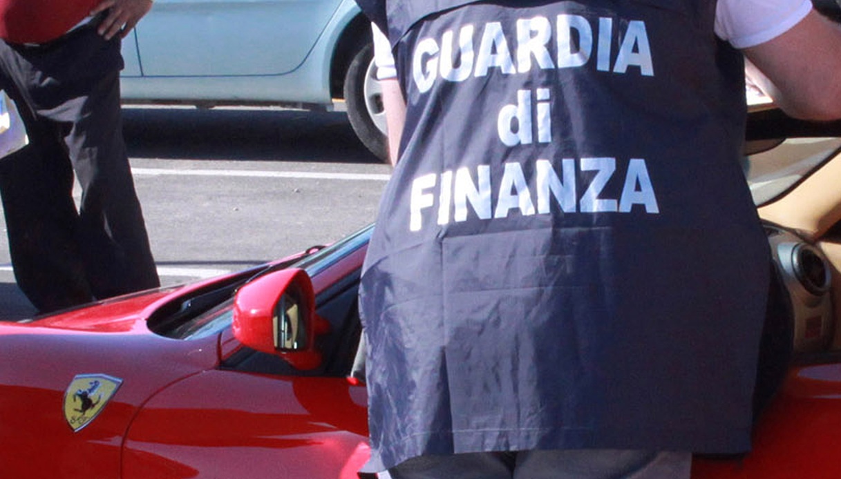 Si costruisce una Ferrari fake: sequestrata e demolita dalla Finanza