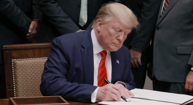 Trump annule le décret de Biden sur l'IA : vers une régulation plus souple pour booster l'innovation