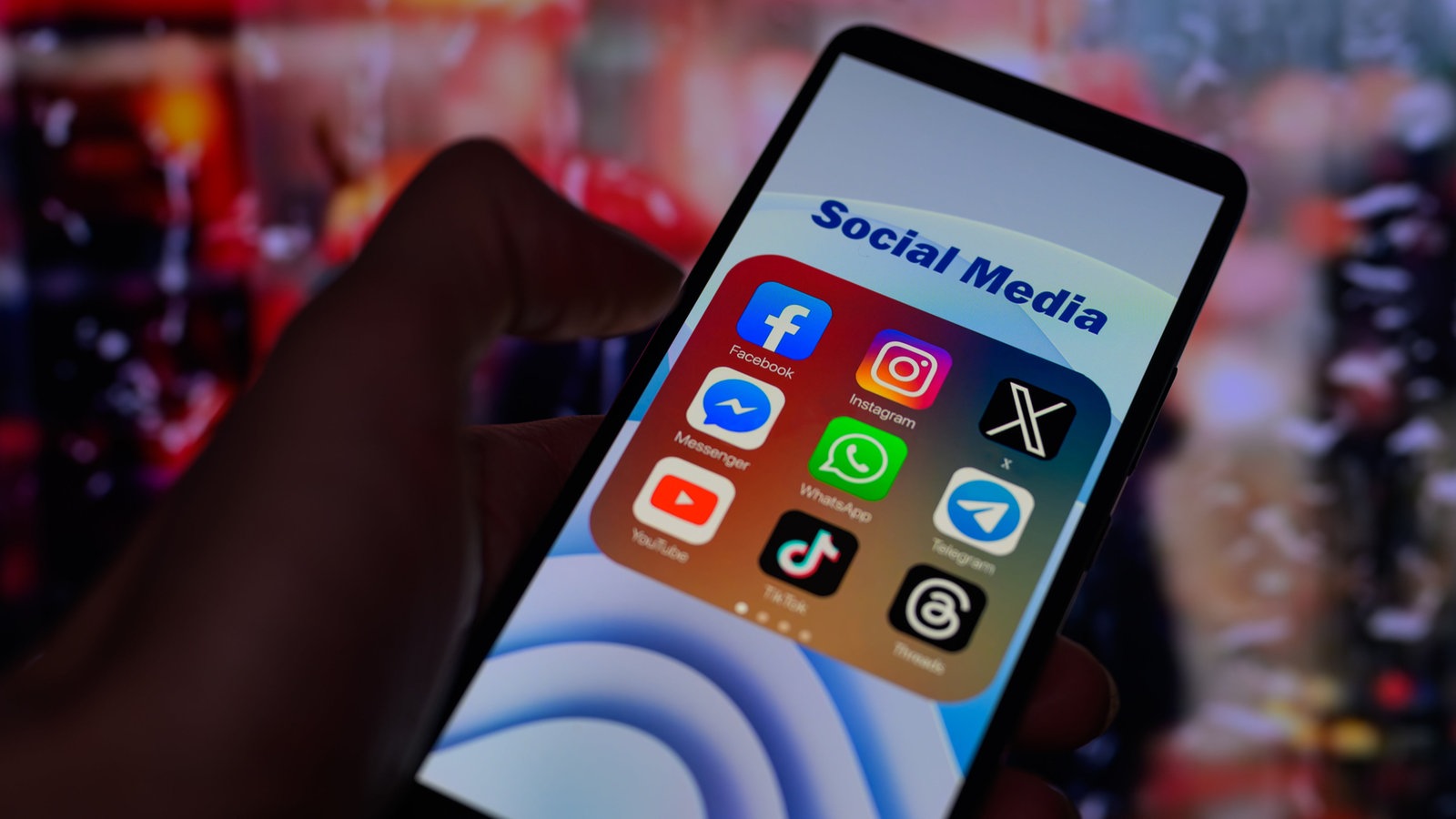 Junge Deutsche vertrauen Social Media News lieber als traditionellen Medien – Studie enthüllt überraschende Ergebnisse